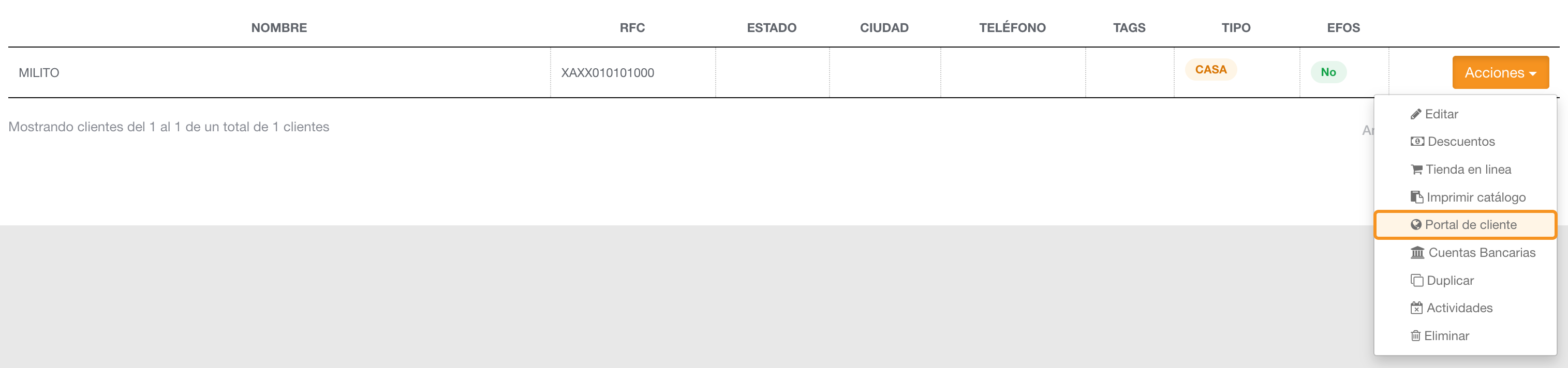 Fila de un cliente con el men&uacute; Acciones abierto y la entrada Portal de cliente resaltada