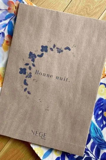 Nêge Paris - Notre enveloppe minimaliste qui emballe vos pyjamas