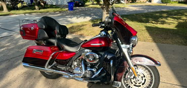 2013 HARLEY-DAVIDSON FLHTK ELECTRA GLIDE ULTRA LTD (TWO TONE) motorcycle for rent near O'Fallon, MO
