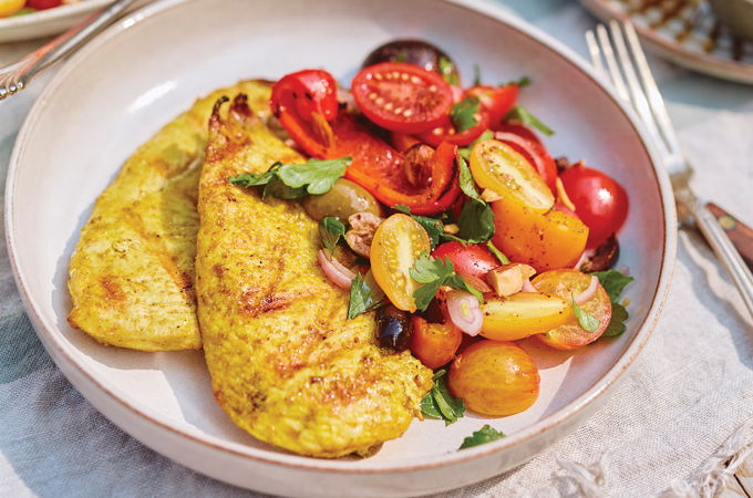 Poulet grillé, salade de tomates et poivrons grillés aux olives