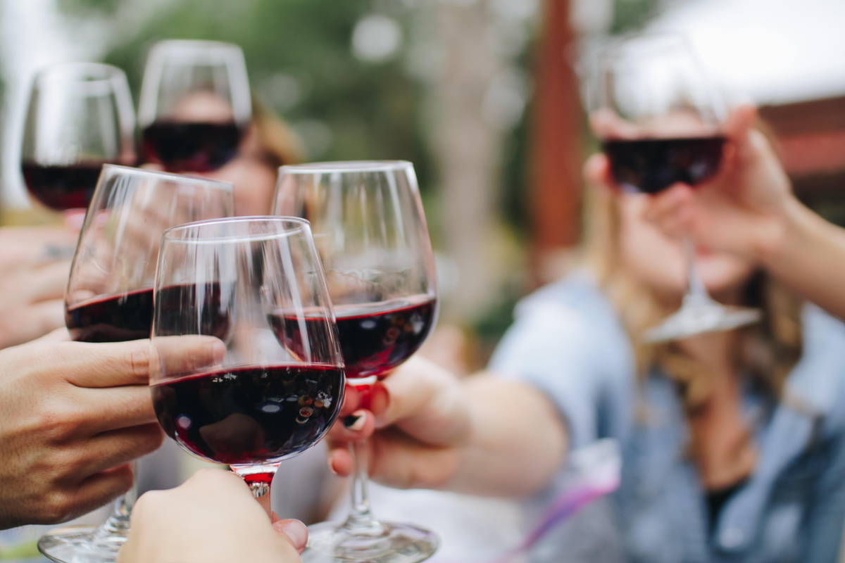 Verres de vin tchin convivialité