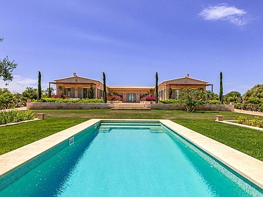  Santanyi
- Blick über großen Swimmingpool auf luxuriöses Finca-Anwesen bei Santanyi, Can Ferrereta, Mallorca