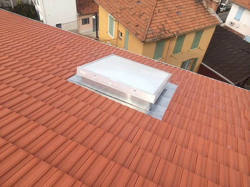 Rénovation de la toiture d’un immeuble à Nice en tuiles de Marseille — photo 7 sur 8 — CEG TOITURE