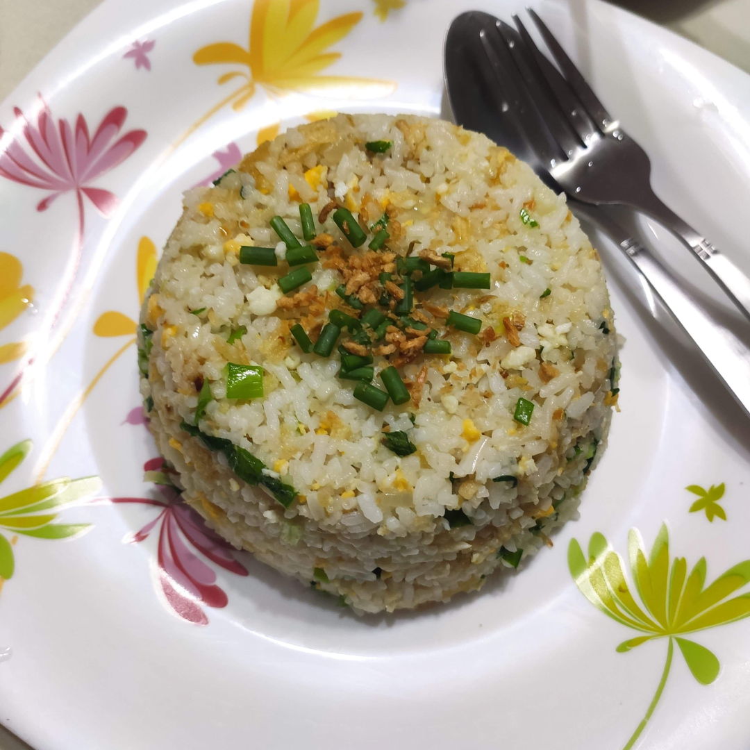 My first try on Hina's potato chip fried rice recipe. I ditched the raw egg yolk - unlucky was i, it got mixed with the egg white haha. No MSG, hence Uncle Roger may not approve this. Lol.

Hina is the protagonist from Makoto Shinkai's weathering with you.