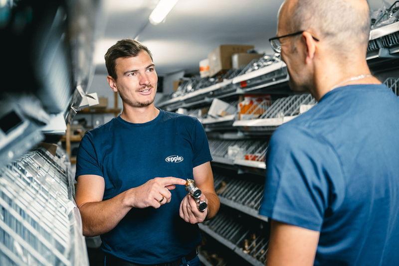 Absprache zweier Mitarbeiter im Lager