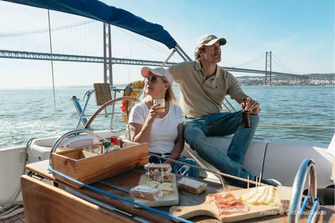 Relaxing City Skyline Sailboat Cruise with Drink and Snacks