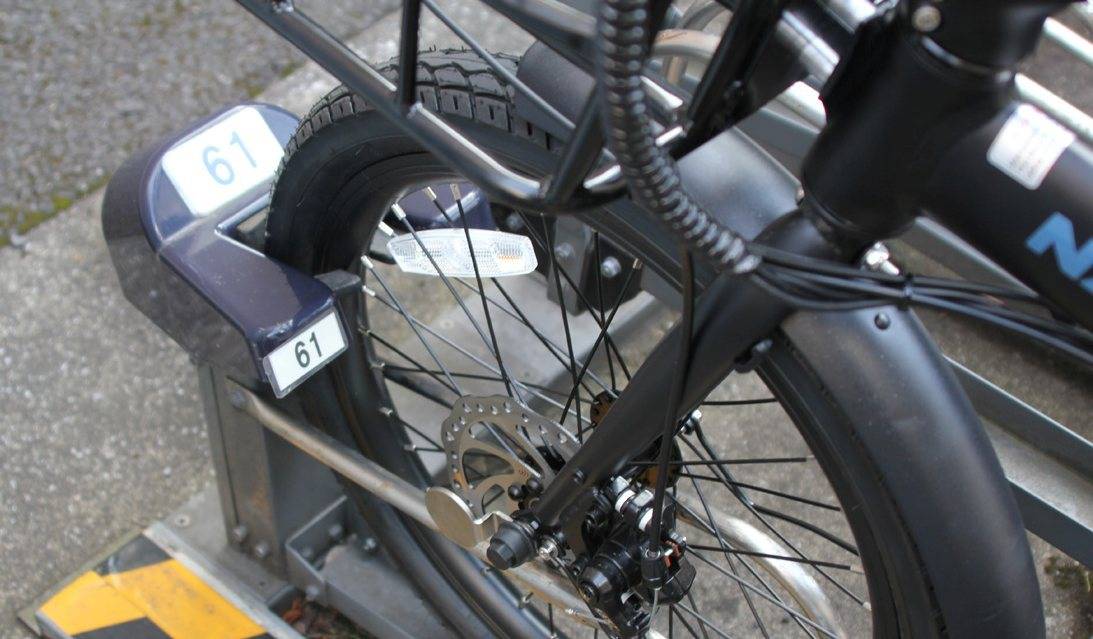 駐輪場にとめた自転車の前輪