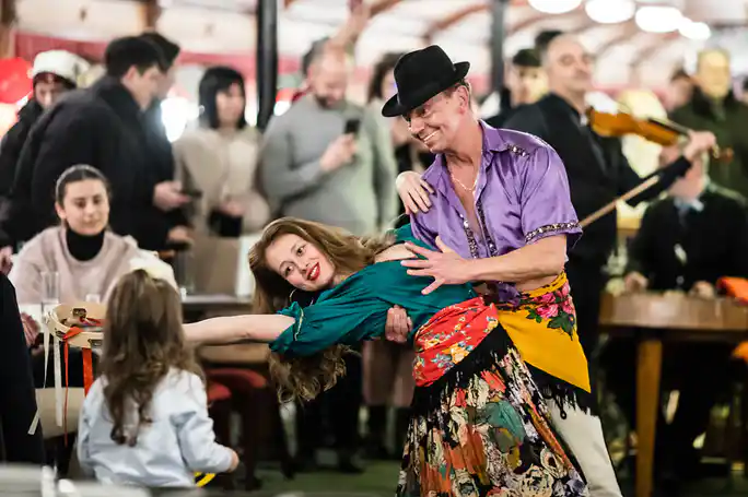 Dinner Cruise with Folklore Dance Show & Live Music (Veggie Flow Menu)