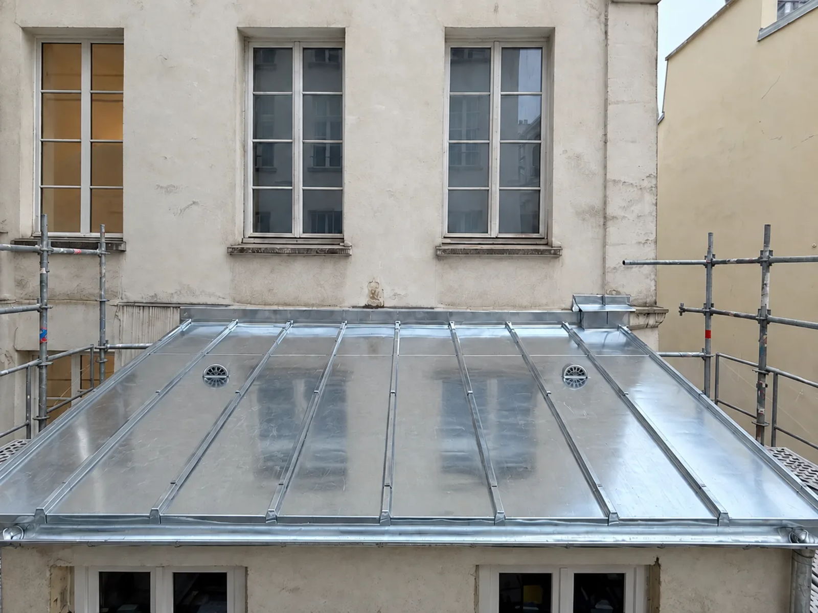 Fin de chantier : ici, le zinc se joue dans les détails.