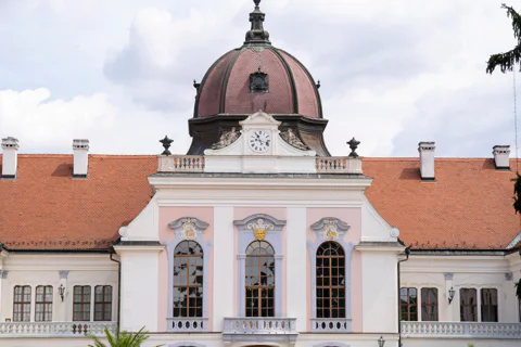 Budapest: Sisi Palace Tour with Hungarian Horse Show & Lunch