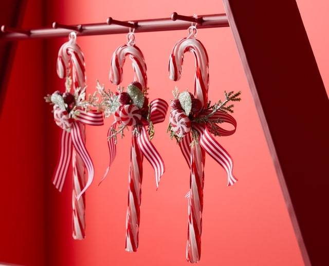 outdoor decoration nutcrackers with wreath and candy cane