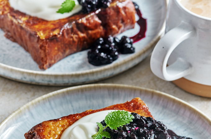 Pain doré caramélisé à l’érable et compotée de bleuets au four