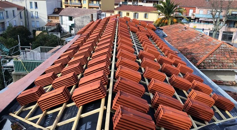 Pose de tuiles de Marseille à Nice – La Trinité — CEG TOITURE, couvreur à Nice