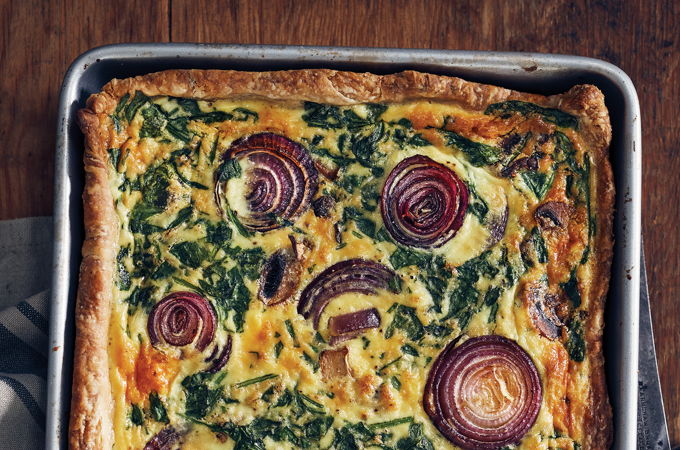 Quiche aux oignons caramélisés, champignons et épinards