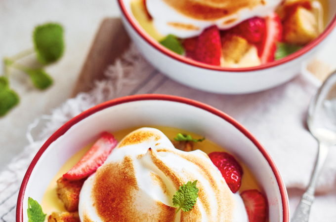 Îles flottantes aux fraises, croûtons de pain et mélisse