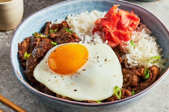 Bols-repas au bœuf et aux oignons (<i>Gyudon</i>)