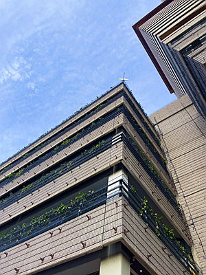  Hannover
- Hochhaus Lister Tor mit Pflanzen an der Fassade.