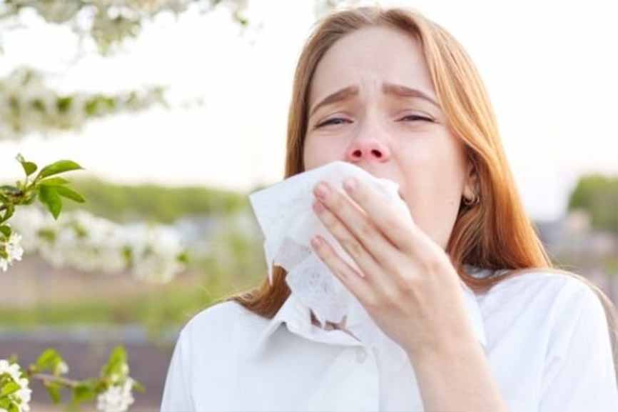 femme allergique aux pollens