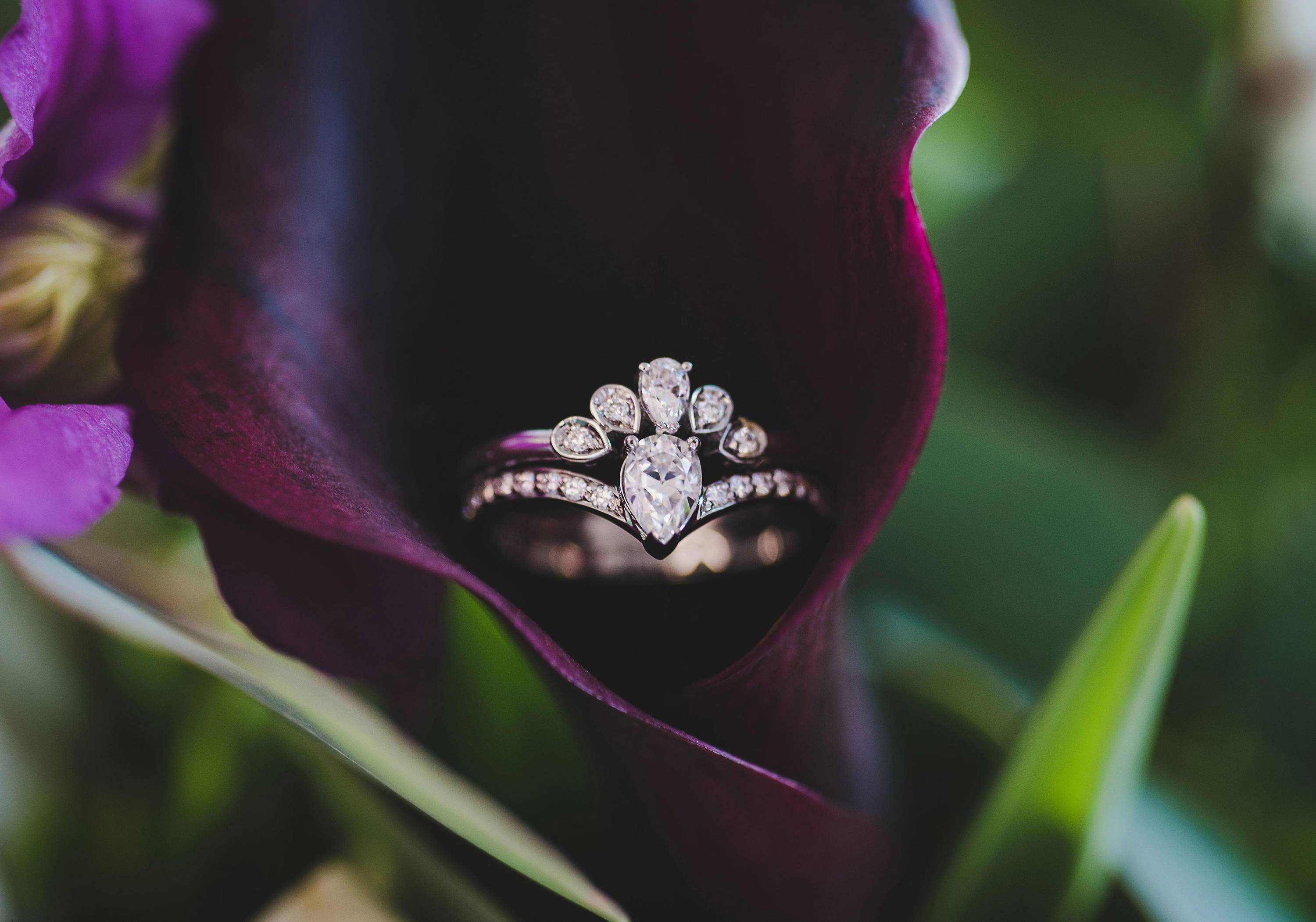 bague de mariage dans une fleur
