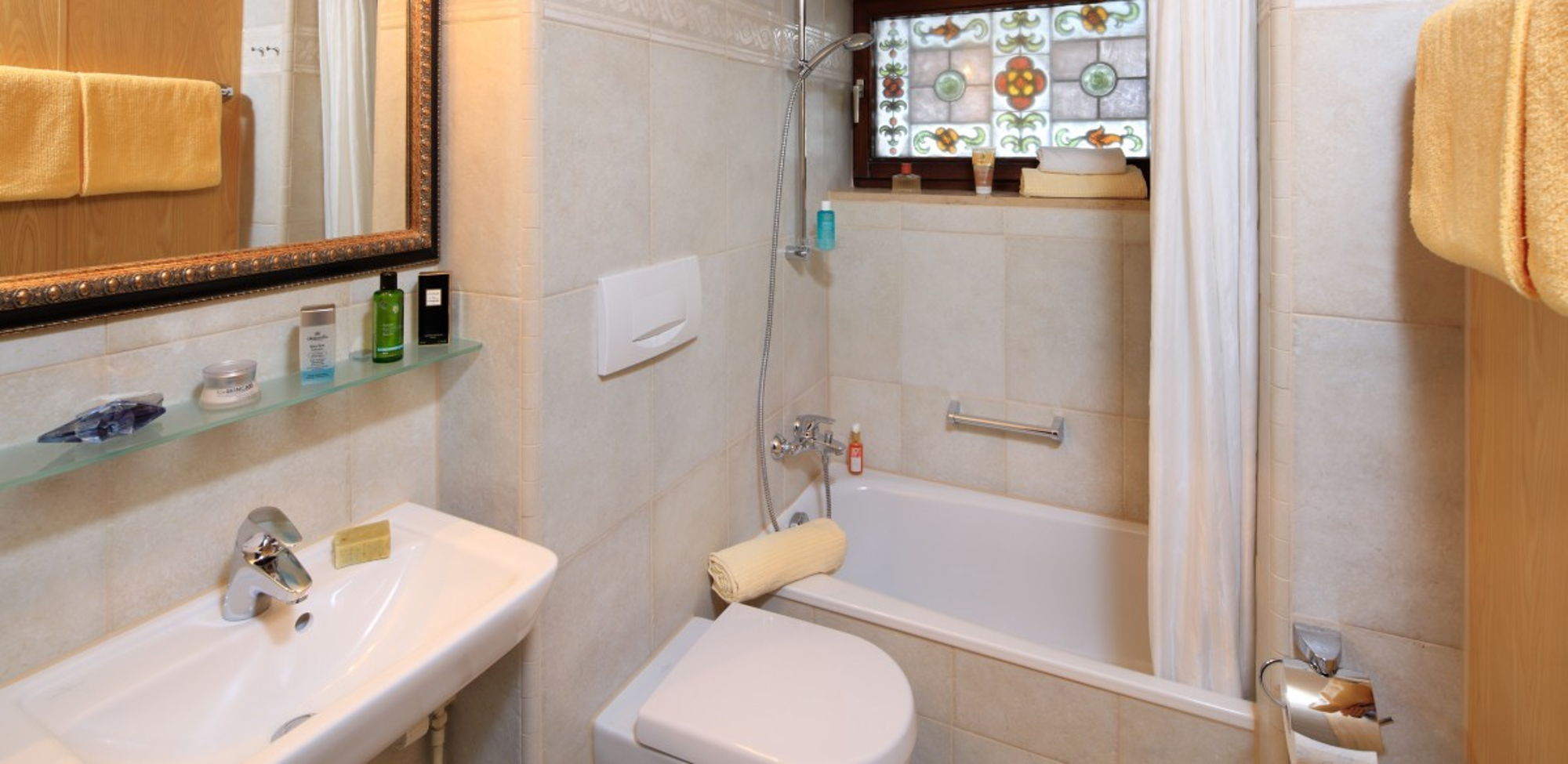 Tageslicht Badezimmer mit Dusche in Badewanne und Fenster in Ferienwohnung Pfronten für zwei Personen