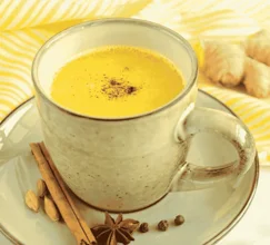 Goldene Milch mit 8 ayurvedischen Zutaten