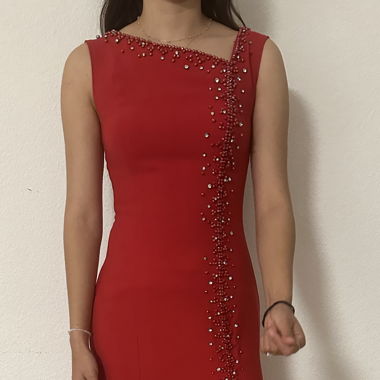 Rotes Kleid für ein Anlass