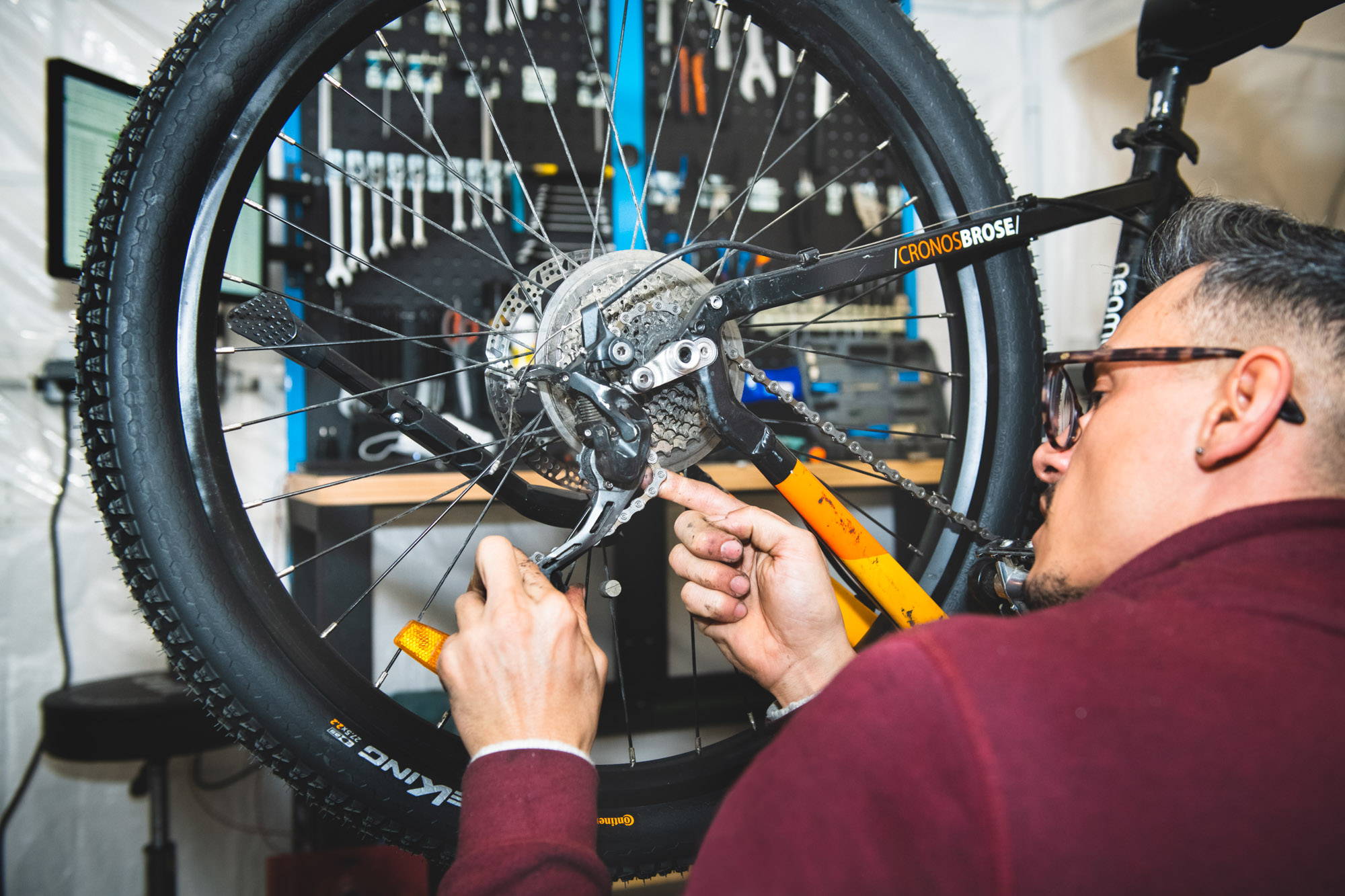Een monteur die een elektrische fiets onderhoudt.