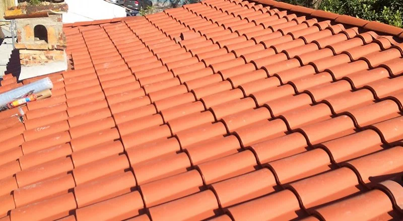 Rénovation de la couverture en tuiles romanes à Menton — photo 2 sur 34 — CEG TOITURE