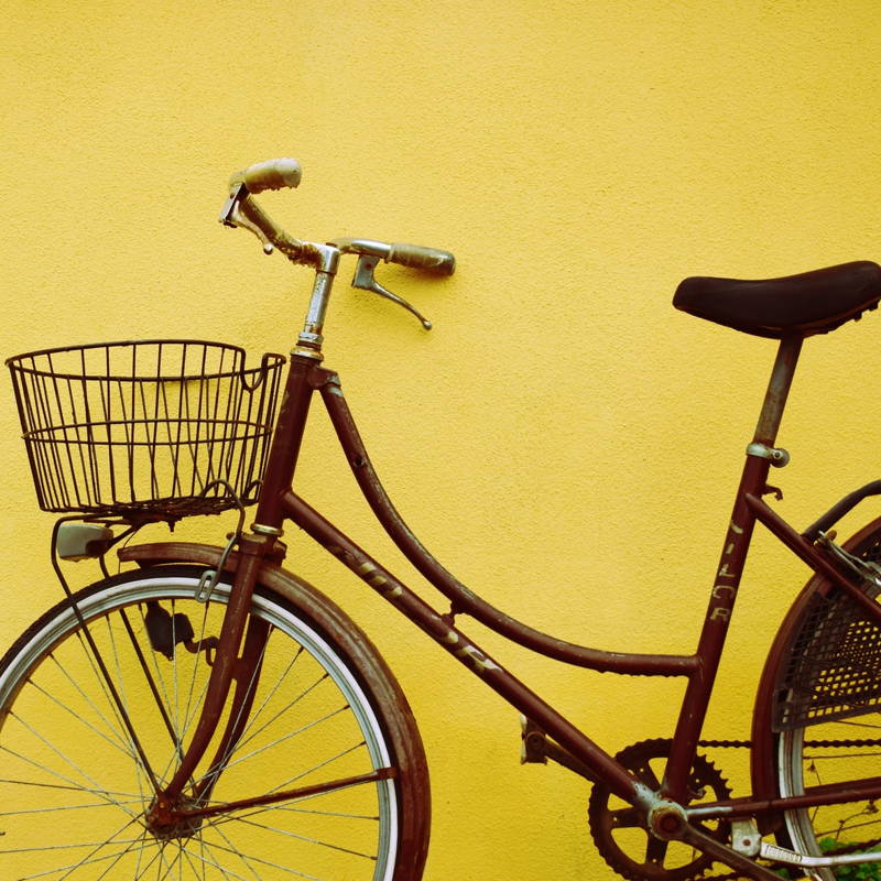 Fiets op een gele achtergrond