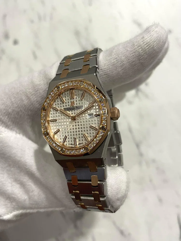 Quartz Box and Papers 2018