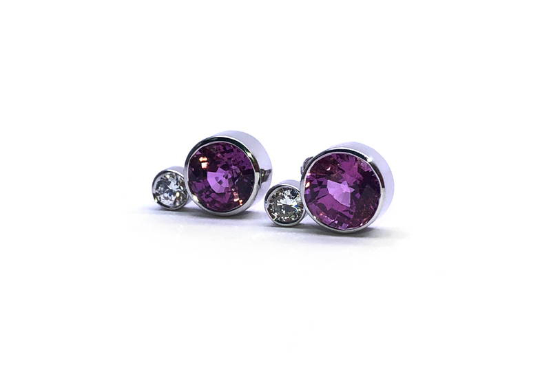 boucles d'oreilles en serti clos de saphir rose