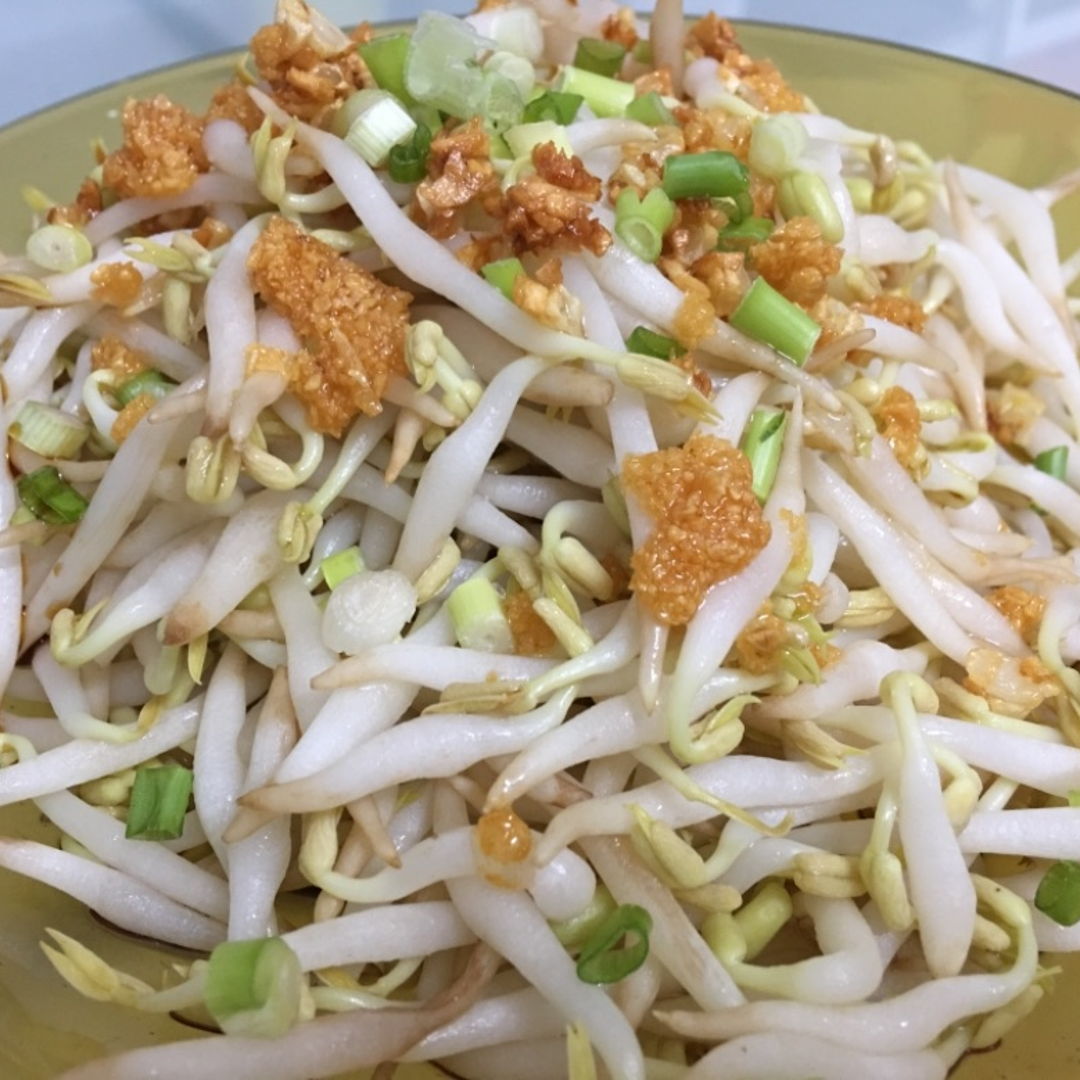 Crunchy ... crup, crup, crup. I like the blanched style of bean sprouts. Yummy 