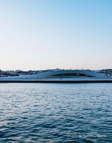 Cruise on a sailboat and discover the landmarks