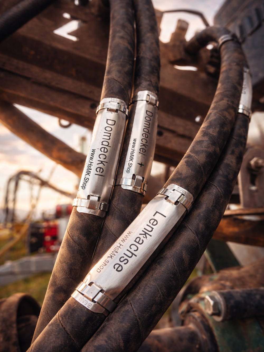 Edelstahlschild mit aufgelaserter Gravur für industrielle Kennzeichnung