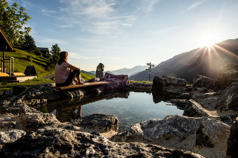 Bergsee im Kleinwalsertal mit Blick auf die Alpen bei Sonnenuntergang.