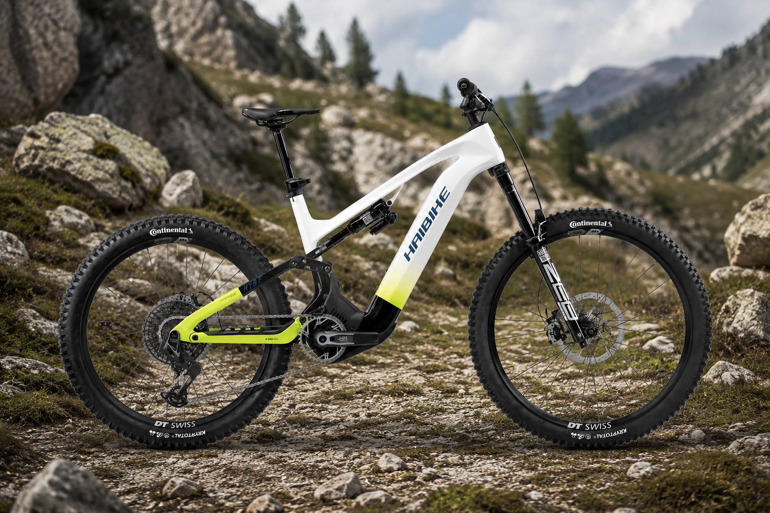 Witte en limegroene Haibike full-suspension e-mountainbike op een rotsachtig bergpad, met ruige stenen, dennen en bergen op de achtergrond.