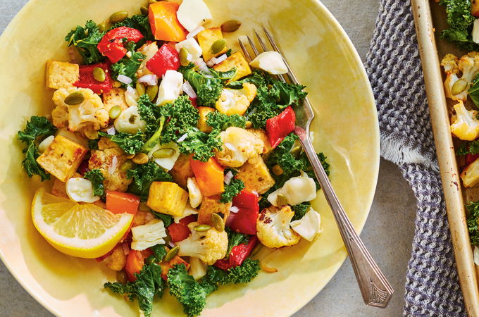 Salade de poivrons et de chou-fleur au tofu et au fromage en grains