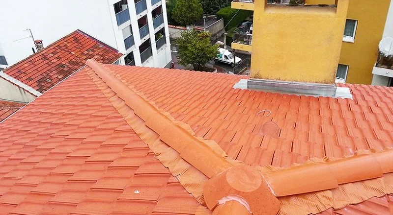 Rénovation de 2 000 m² de couverture en tuiles de Marseille — photo 6 sur 26 — CEG TOITURE