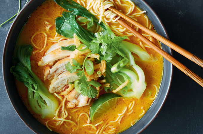 Soupe ramen au lait de coco, au poulet et au bok choy