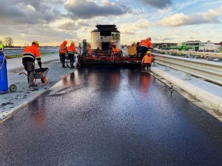  Wykonywanie warstwy podbudowy z asfaltu lanego na obiekcie WD-97 w km 1+815