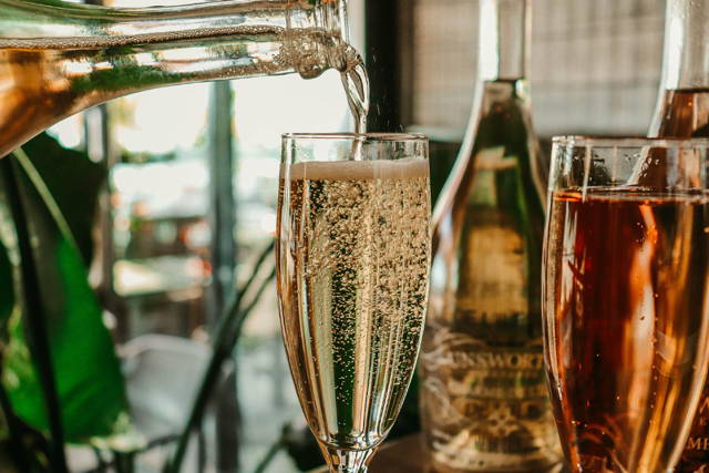 How long is sparkling wine drinkable once opened?