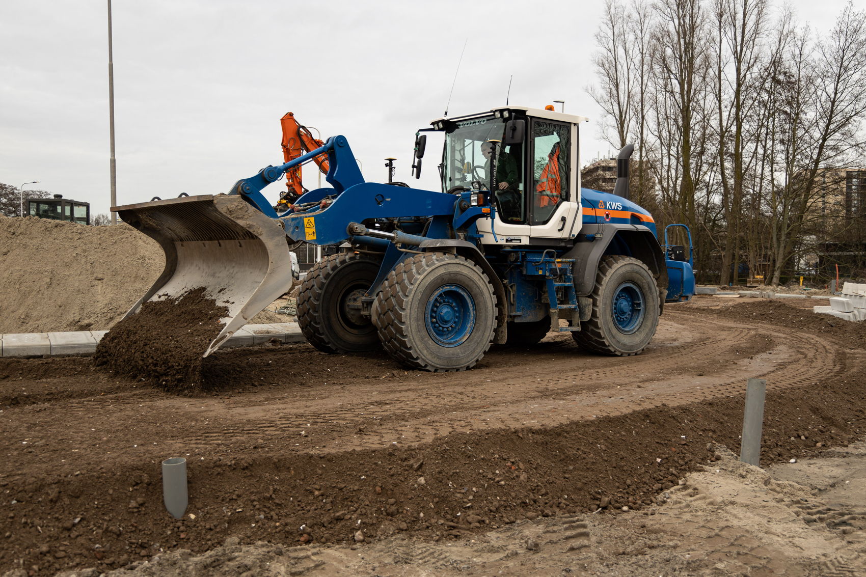Bij Kronenburg werd dit weekend de rotonde aan de kant van de Saskia van Uylenburgweg aangesloten op de nieuwe Beneluxbaan. Op deze foto van zaterdag 15 februari is te zien hoe het puinbed van de weg wordt aangelegd. Bij Kronenburg werd dit weekend de rotonde aan de kant van de Saskia van Uylenburgweg aangesloten op de nieuwe Beneluxbaan. Op deze foto van zaterdag 15 februari is te zien hoe het puinbed van de weg wordt aangelegd.