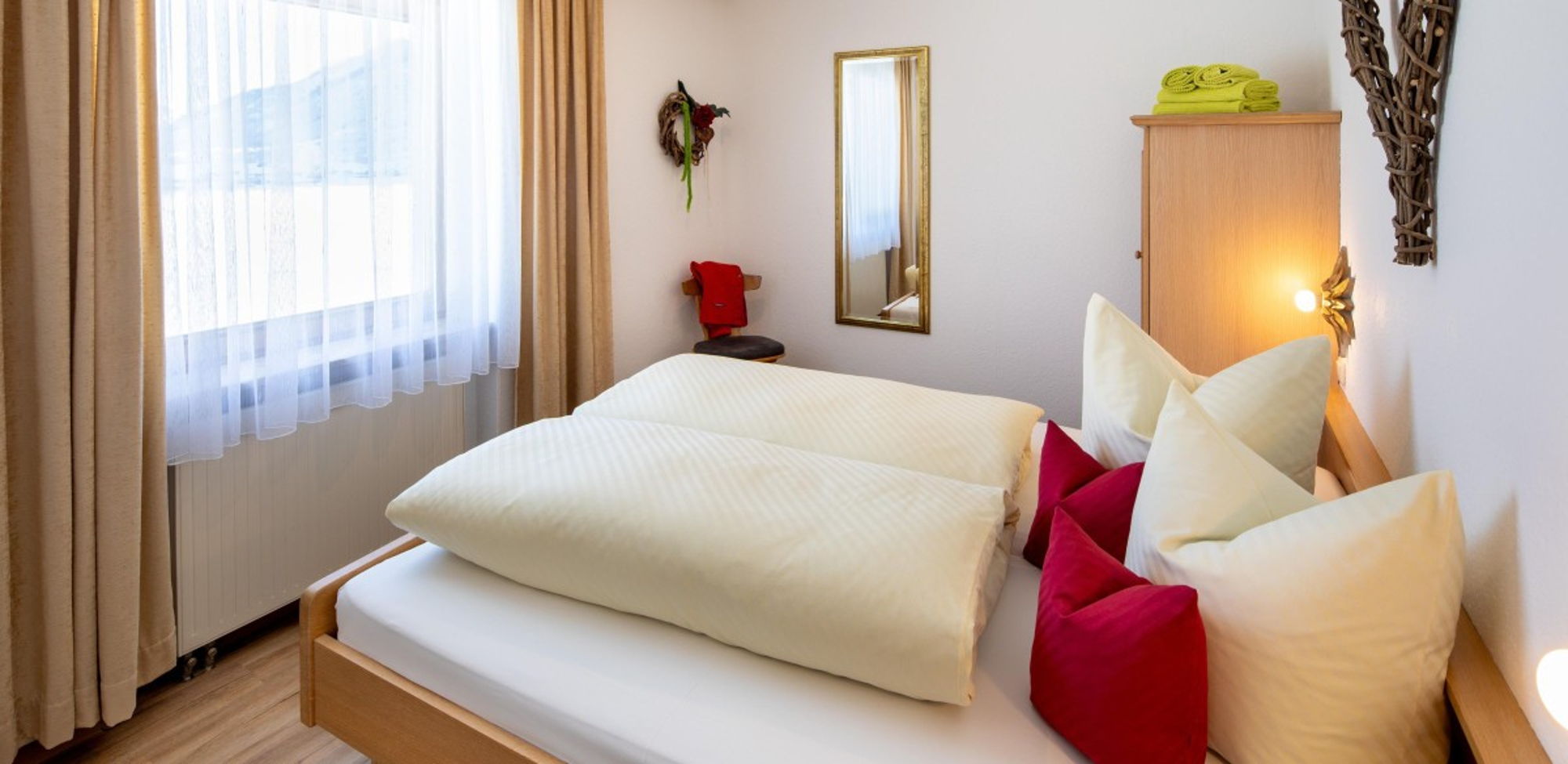 Helles Schlafzimmer mit großem Doppelbett in gemütlicher 36m² Ferienwohnung