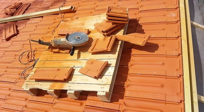 Pose de tuiles de Marseille sur une résidence neuve à Antibes — photo 13 sur 18 — CEG TOITURE
