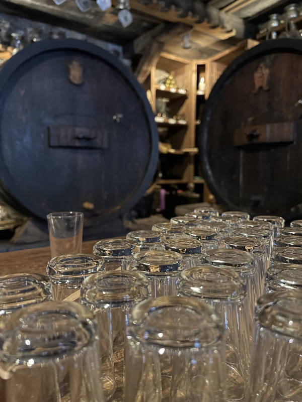 Verres et tonneaux de vin du Glacier