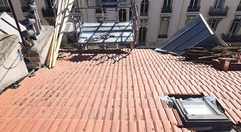 Rénovation de la couverture en tuiles de Marseille d’un bâtiment à Nice – Clemenceau — CEG TOITURE, couvreur à Nice