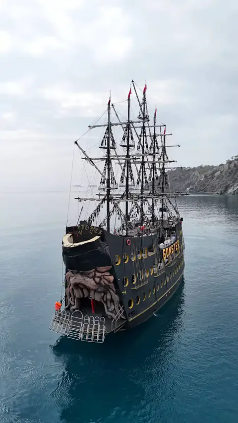 Gonster Pirate Yacht: Morning & Sunset (Alcohol included on Sunset Tour)