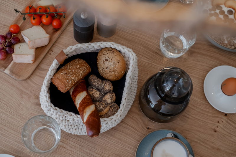 Der perfekte Platz zum Frühstücken im Hideaway von Hugo & Pepi im Kleinwalsertal