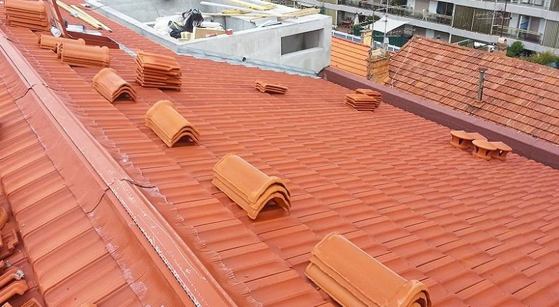 Pose de tuiles de Marseille sur une résidence neuve à Antibes — photo 3 sur 18 — CEG TOITURE
