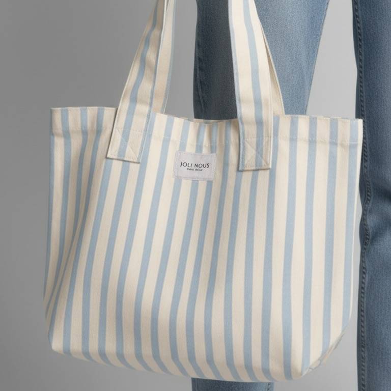 Lange XL bleu ciel et blanc petits skieurs et mini élégant de la marque suisse Joli Nous, un accessoire premium pour bébé, alliant design raffiné et qualité exceptionnelle OEKO-TEX GOTS